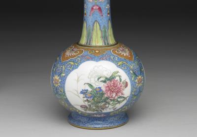 图片[2]-Mallet-shaped vase in yang-ts’ai enamels with incised blue ground pattern of flower brocade and seasons flower ju-i décor 1742 (Ch’ien-lung reign)-China Archive